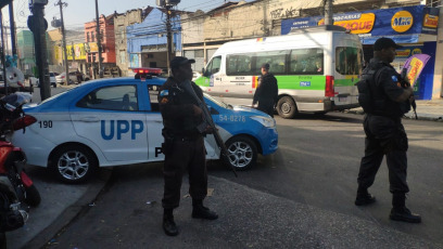 Rio de Janeiro, Brazil.- In the photos taken on April 28, 2022, members of the police carry out checks on the streets of Rio de Janeiro. Rio de Janeiro, one of the most violent regions in Brazil, registered 760 homicides in the first quarter, with a drop of 18% compared to the first three months of 2021 and the lowest figure for the period since 1991, according to the regional Institute of Public Security (ISP).