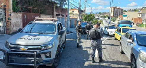 Rio de Janeiro, Brazil.- In the photos taken on April 28, 2022, members of the police carry out checks on the streets of Rio de Janeiro. Rio de Janeiro, one of the most violent regions in Brazil, registered 760 homicides in the first quarter, with a drop of 18% compared to the first three months of 2021 and the lowest figure for the period since 1991, according to the regional Institute of Public Security (ISP).