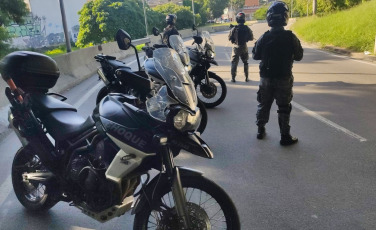 Rio de Janeiro, Brazil.- In the photos taken on April 28, 2022, members of the police carry out checks on the streets of Rio de Janeiro. Rio de Janeiro, one of the most violent regions in Brazil, registered 760 homicides in the first quarter, with a drop of 18% compared to the first three months of 2021 and the lowest figure for the period since 1991, according to the regional Institute of Public Security (ISP).