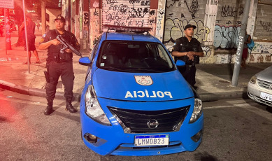 Rio de Janeiro, Brazil.- In the photos taken on April 28, 2022, members of the police carry out checks on the streets of Rio de Janeiro. Rio de Janeiro, one of the most violent regions in Brazil, registered 760 homicides in the first quarter, with a drop of 18% compared to the first three months of 2021 and the lowest figure for the period since 1991, according to the regional Institute of Public Security (ISP).