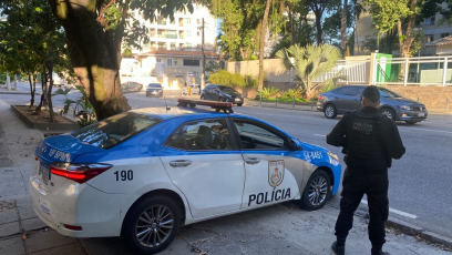 Rio de Janeiro, Brazil.- In the photos taken on April 28, 2022, members of the police carry out checks on the streets of Rio de Janeiro. Rio de Janeiro, one of the most violent regions in Brazil, registered 760 homicides in the first quarter, with a drop of 18% compared to the first three months of 2021 and the lowest figure for the period since 1991, according to the regional Institute of Public Security (ISP).