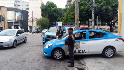 Rio de Janeiro, Brazil.- In the photos taken on April 28, 2022, members of the police carry out checks on the streets of Rio de Janeiro. Rio de Janeiro, one of the most violent regions in Brazil, registered 760 homicides in the first quarter, with a drop of 18% compared to the first three months of 2021 and the lowest figure for the period since 1991, according to the regional Institute of Public Security (ISP).