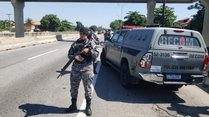 Rio de Janeiro, Brazil.- In the photos taken on April 28, 2022, members of the police carry out checks on the streets of Rio de Janeiro. Rio de Janeiro, one of the most violent regions in Brazil, registered 760 homicides in the first quarter, with a drop of 18% compared to the first three months of 2021 and the lowest figure for the period since 1991, according to the regional Institute of Public Security (ISP).